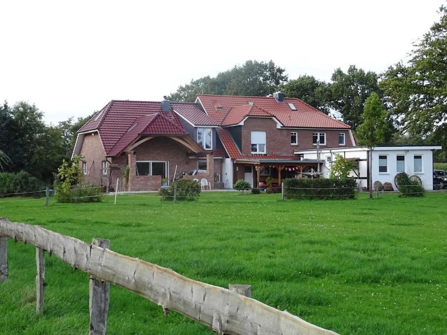 Charmante Ferienwohnung In Idyllischer Lage Jever Esterno foto