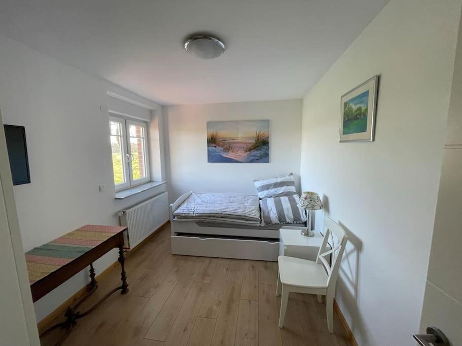 Charmante Ferienwohnung In Idyllischer Lage Jever Esterno foto